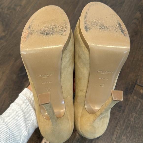 Yves Saint Laurent nude suede pumps - Picture 5 of 5